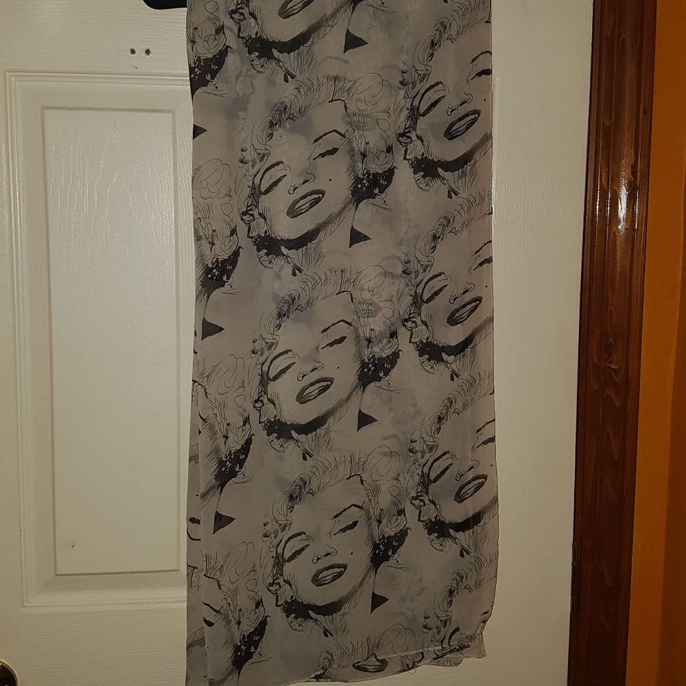 🕸5 for $25🕸 Marilyn Monroe sheer scarf